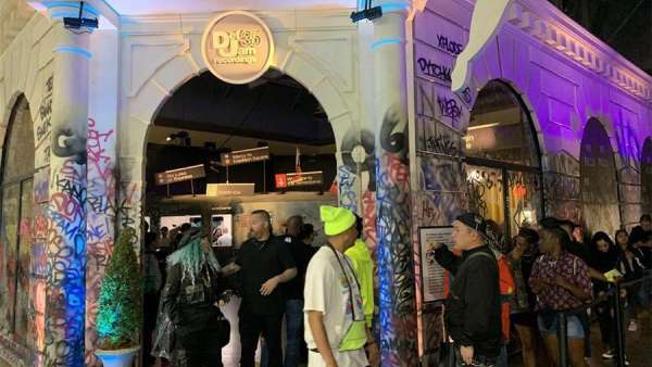 街頭潮流服飾大會活動現(xiàn)場時(shí)尚潮流元素杠杠的，涂鴉、霓虹全不落下