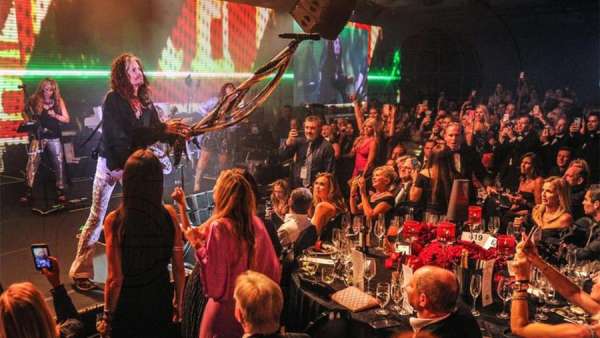 邁阿密的許愿晚會(huì)活動(dòng)以慈善為題，為嚴(yán)重疾病的兒童康復(fù)募資