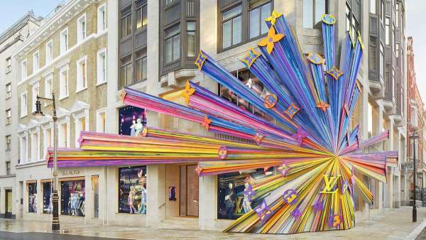 LV這種爆炸的展覽活動(dòng)策劃的確可以保持話題熱度，肯定C位