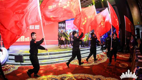 美妝年會(huì)活動(dòng)策劃現(xiàn)場(chǎng)的產(chǎn)品星光熠熠，展覽姿態(tài)更優(yōu)雅