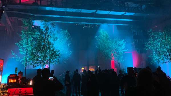 電音節(jié)派對(duì)活動(dòng)現(xiàn)場(chǎng)的藝術(shù)裝飾，展示了森林才是主角的概念