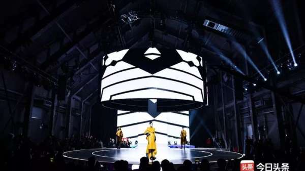 時(shí)尚慶典活動(dòng)的國(guó)潮T臺(tái)秀壓軸亮相，盡顯國(guó)范美感