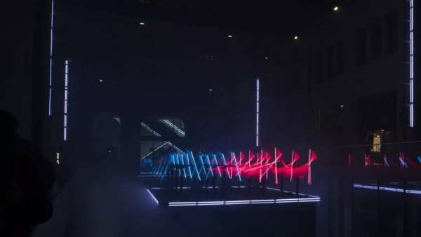 里昂燈光秀活動策劃了一場機(jī)器人芭蕾，用光代替了人類