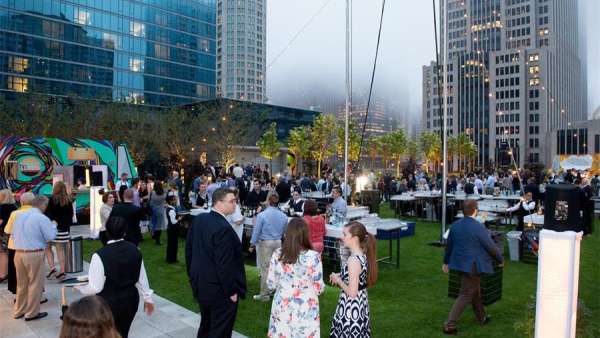 酒店開業(yè)派對活動打造成夏日晚會了，空中表演加持了整個(gè)活動