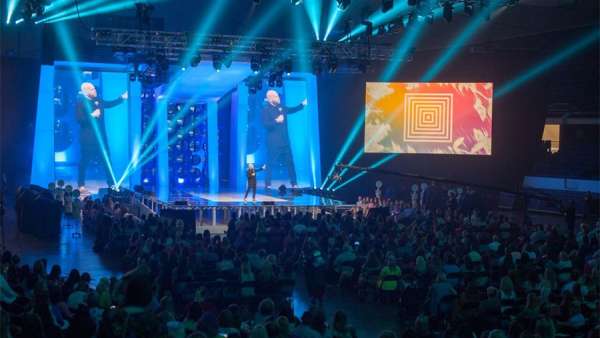 LuLaRoe的年會(huì)活動(dòng)策劃以互動(dòng)空間為主，更有8場(chǎng)時(shí)裝秀表演