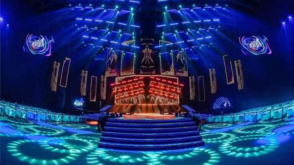 年終盛典活動(dòng)打破舞臺(tái)和觀眾間的壁壘，無處不舞臺(tái)精彩亮相