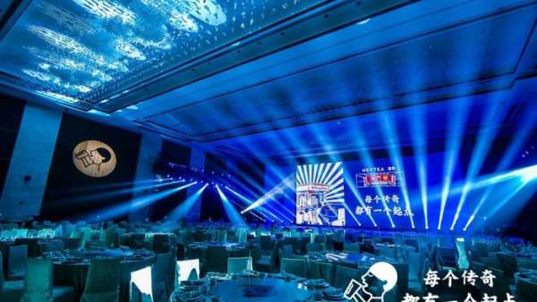 年會(huì)活動(dòng)策劃也是可以港式風(fēng)十足的，紅白藍(lán)的搭配也很時(shí)尚潮流