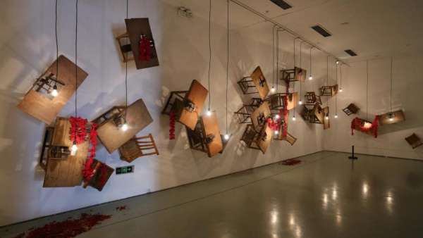 從視覺(jué)變現(xiàn)切入，這樣的主題展覽活動(dòng)展現(xiàn)了20世紀(jì)90年代的那些問(wèn)題