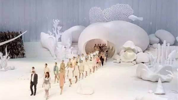 T臺秀活動現(xiàn)場除了模特還有啥，肯定是那些T臺的舞美設(shè)計啦