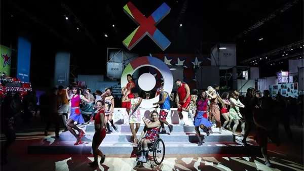 20周年的快閃式派對活動竟在公園大道的軍械庫舉行，霸氣十足啊