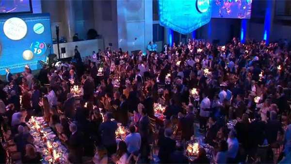 以牛仔褲作為活動(dòng)主視覺的慈善晚會(huì)活動(dòng)真的很罕見，效果卻極好