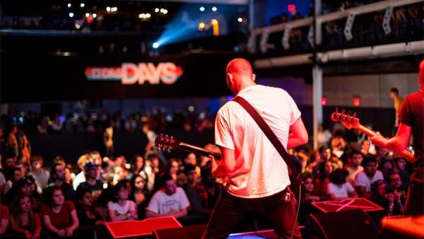 周末的快閃式派對(duì)活動(dòng)以新品發(fā)布開場(chǎng)，因滑板文化更盡興