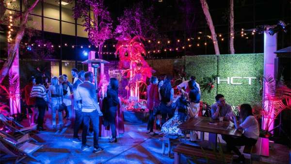 夏日雞尾酒派對活動怎能少了各式裝飾元素，超大泳池充氣裝飾太吸睛了