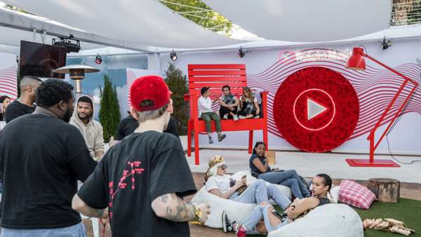 音樂狂歡節(jié)活動(dòng)現(xiàn)場(chǎng)策劃一個(gè)品牌接觸點(diǎn)可以更好地輸出品牌