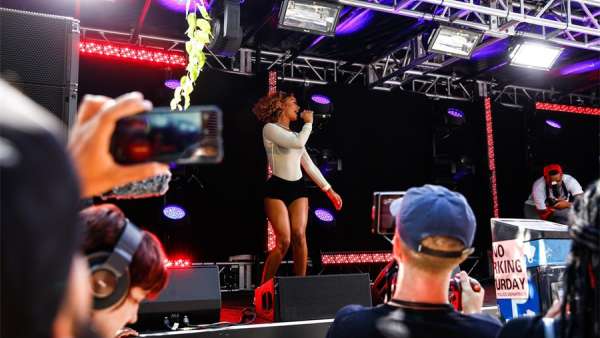 把音樂會(huì)活動(dòng)開到平板拖車上，這快閃式音樂會(huì)活動(dòng)腦洞太開了