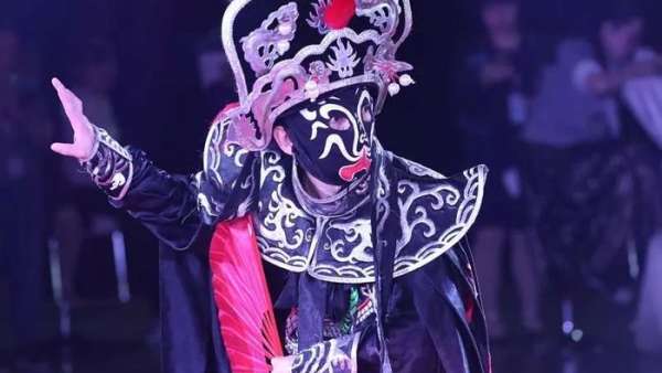 特色風(fēng)情的年會(huì)活動(dòng)以醒獅拉開(kāi)序幕，還上演了一場(chǎng)異域風(fēng)情的嘉年華