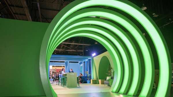 在線視頻大會活動創(chuàng)造的沉浸在光和顏色的空間，使品牌體驗更強了