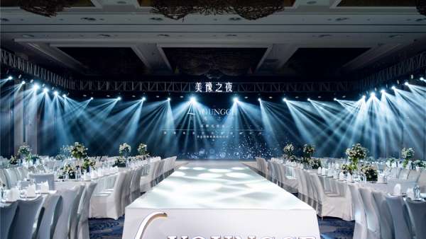 美業(yè)品牌發(fā)布會(huì)活動(dòng)現(xiàn)場(chǎng)燈光四射，現(xiàn)場(chǎng)的布置格調(diào)也是高高高
