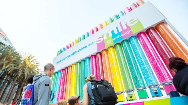 美國網(wǎng)紅節(jié)會展活動特別設(shè)置的首個(gè)寵物專區(qū)吸引了不少寵物明星到場