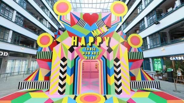 色彩斑斕的快閃店展覽活動靈動了整個區(qū)域，也帶來了意想不到的驚喜