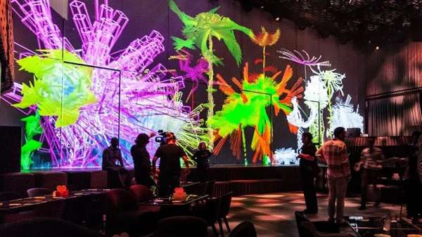 數(shù)字藝術(shù)展覽活動僅為慶祝這家多感官美食劇場的全新開放