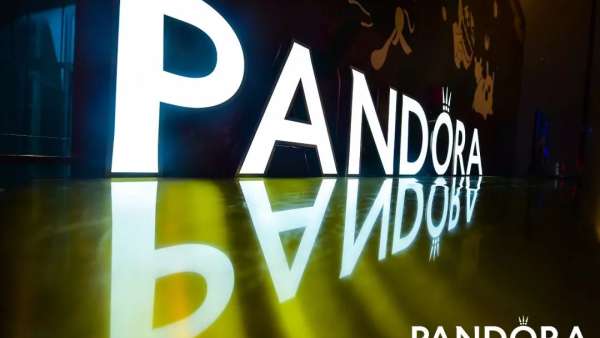 聚集半個動漫圈的跨年晚會活動，一群cos人物活躍了整場活動