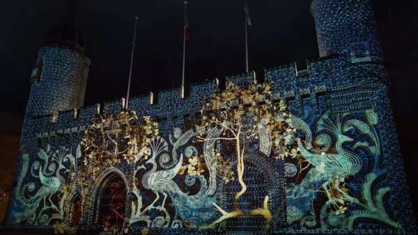 聲與光的燈光秀表演活動亮相了，約十幅投影圖像點亮法國拉羅謝爾市政廳