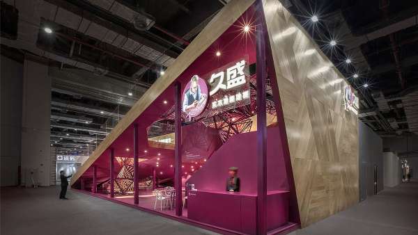 木地板品牌的展覽活動將園林的轉(zhuǎn)折疊加與回廊曲徑延展到了展廳設(shè)計