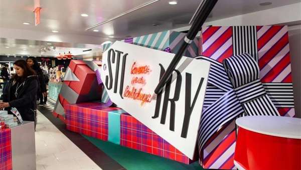 快閃店活動以大禮盒和信封裝置展開，好像述說著一個有趣的假日故事