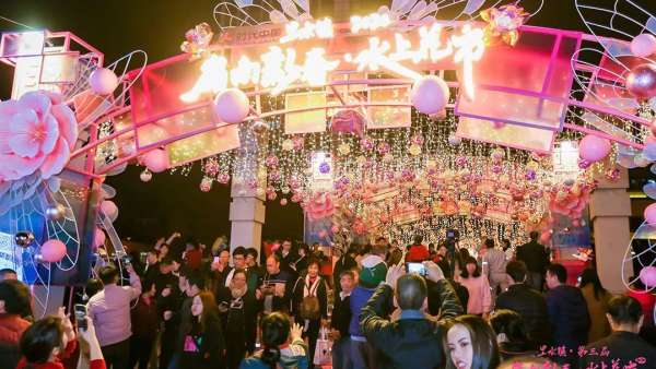 水上花市的展覽活動今年里水鎮(zhèn)亮相央視《新聞聯(lián)播》，聚集了各地眼球