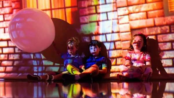 大禮堂內的這場沉浸式多媒體展覽活動，360°體驗帶你穿越虛擬世界