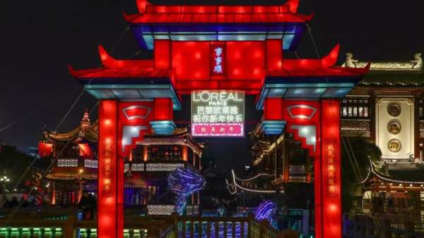 巴黎歐萊雅燈會快閃店活動詮釋著什么是傳統(tǒng)與科技融合、經(jīng)典與現(xiàn)代碰撞