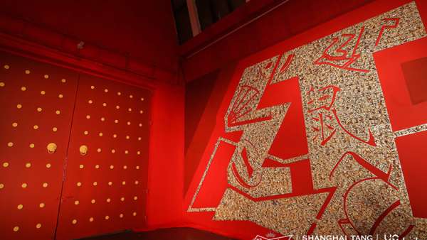 紅色經(jīng)典的沉浸式藝術(shù)慶典活動(dòng)融匯了中西方文化，鴻運(yùn)當(dāng)頭