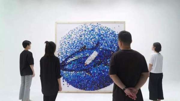 15000個廢棄瓶蓋打造的這幅藝術作品刷爆了這次環(huán)保展覽活動的熱度