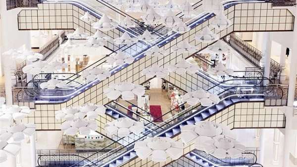 這樣一個(gè)空中的展覽活動(dòng)藝術(shù)設(shè)計(jì)將老商場一躍成為魔幻樂園