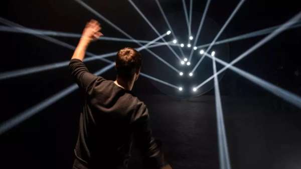 一款可以互動(dòng)的燈光作品刷亮了米蘭時(shí)裝周展覽活動(dòng)，熱度再次攀升