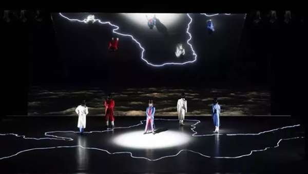 這樣的舞臺劇演出活動的舞美設(shè)計，直接把劇本立體起來了