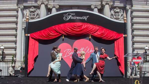 因?yàn)槭懈瑁@座城市為他舉辦了銅像揭幕儀式活動(dòng)，還有街道的命名