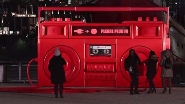 快閃店活動(dòng)策劃亮點(diǎn)竟是一個(gè)巨大的插座和插頭，但卻樂趣橫生