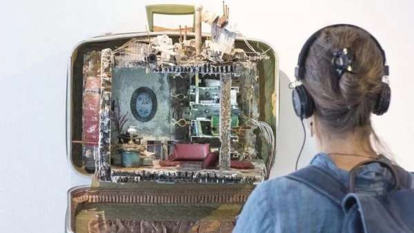 用手提箱裝起來的創(chuàng)意展覽活動(dòng)旨在闡述對(duì)家的情感記憶