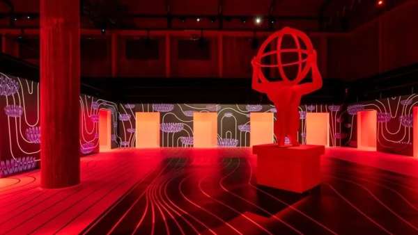 時裝展覽活動上的這波紅色操作，增加了模特出現(xiàn)和消失之間的神秘感