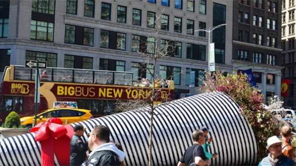 春天里的40英尺長快閃店活動美陳設(shè)計竟是這捧鮮花捧火的