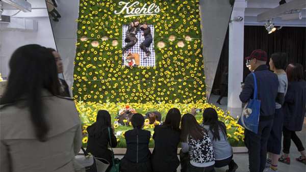 發(fā)布會(huì)活動(dòng)現(xiàn)場(chǎng)的這片巨大向日葵地也太美了，簡(jiǎn)直是打卡的極佳寶地