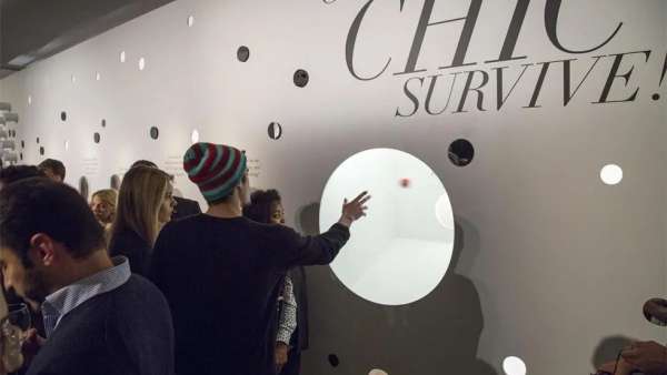 時裝周歡迎派對活動上，一道交互式概念的藝術(shù)形象墻讓大家駐留了