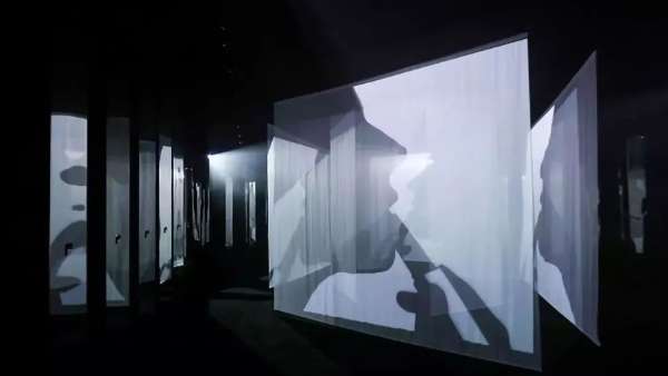 小銀條美妝新品發(fā)布會活動上那細長的通道與棱角分明的舞臺，不羈且革新