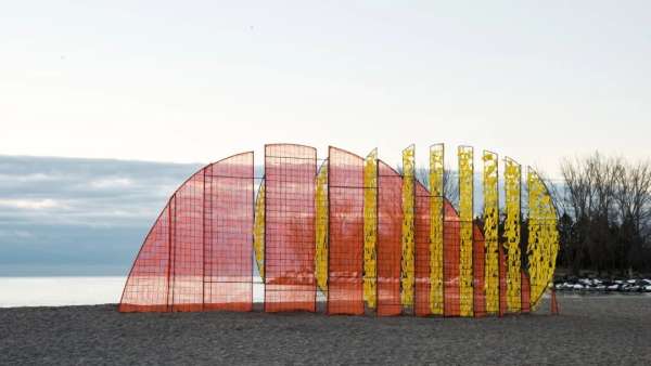 多倫多一場藝術主題展覽活動占據(jù)了整個Woodbine Beach沿岸未使用的救生站