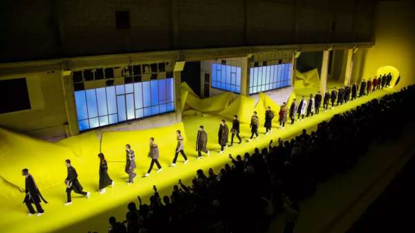 時(shí)裝秀活動(dòng)策劃的點(diǎn)睛之筆非舞臺(tái)設(shè)計(jì)不可吧，這些舞臺(tái)設(shè)計(jì)太震撼了