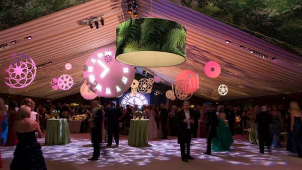 天鵝草坪上的帳篷里，一場(chǎng)不一樣的雞尾酒派對(duì)永恒優(yōu)雅