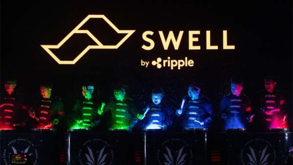 金融技術會議活動創(chuàng)新布景居然是舞臺側面的兩組巨大的折紙紙鶴窗簾