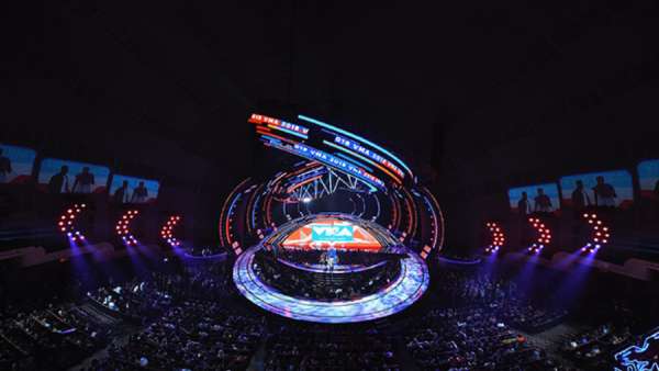 豎立在舞臺上的8.2米月亮人雕塑，秒殺了音樂活動那些平凡策劃